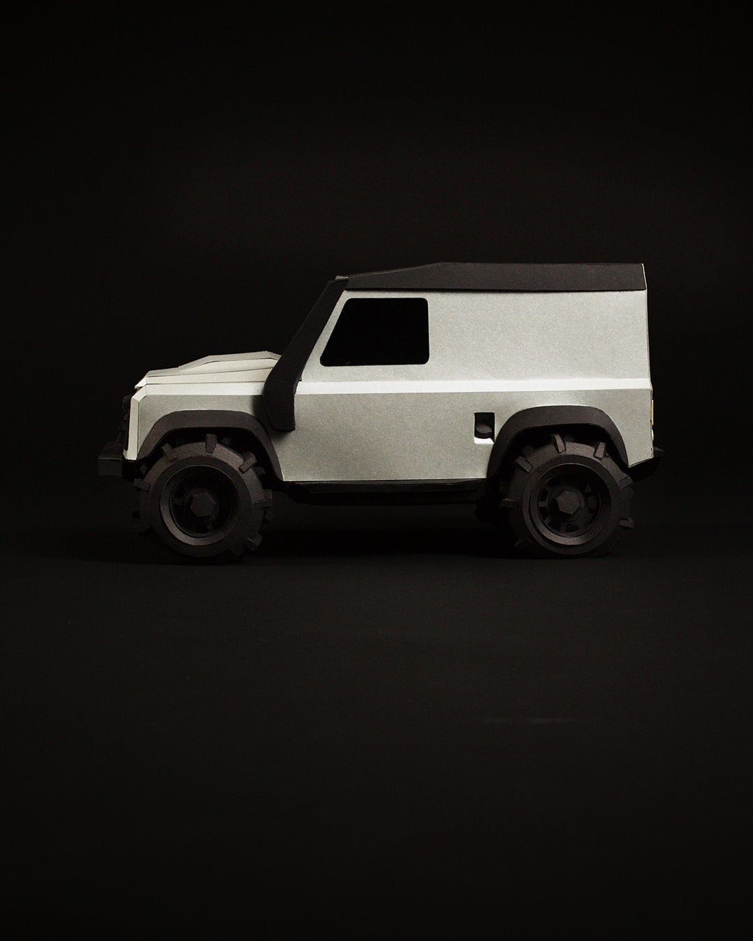 Offroad Papercraft Car Sculpture Kit - Geländewagen Verteidiger - Sleek Silver