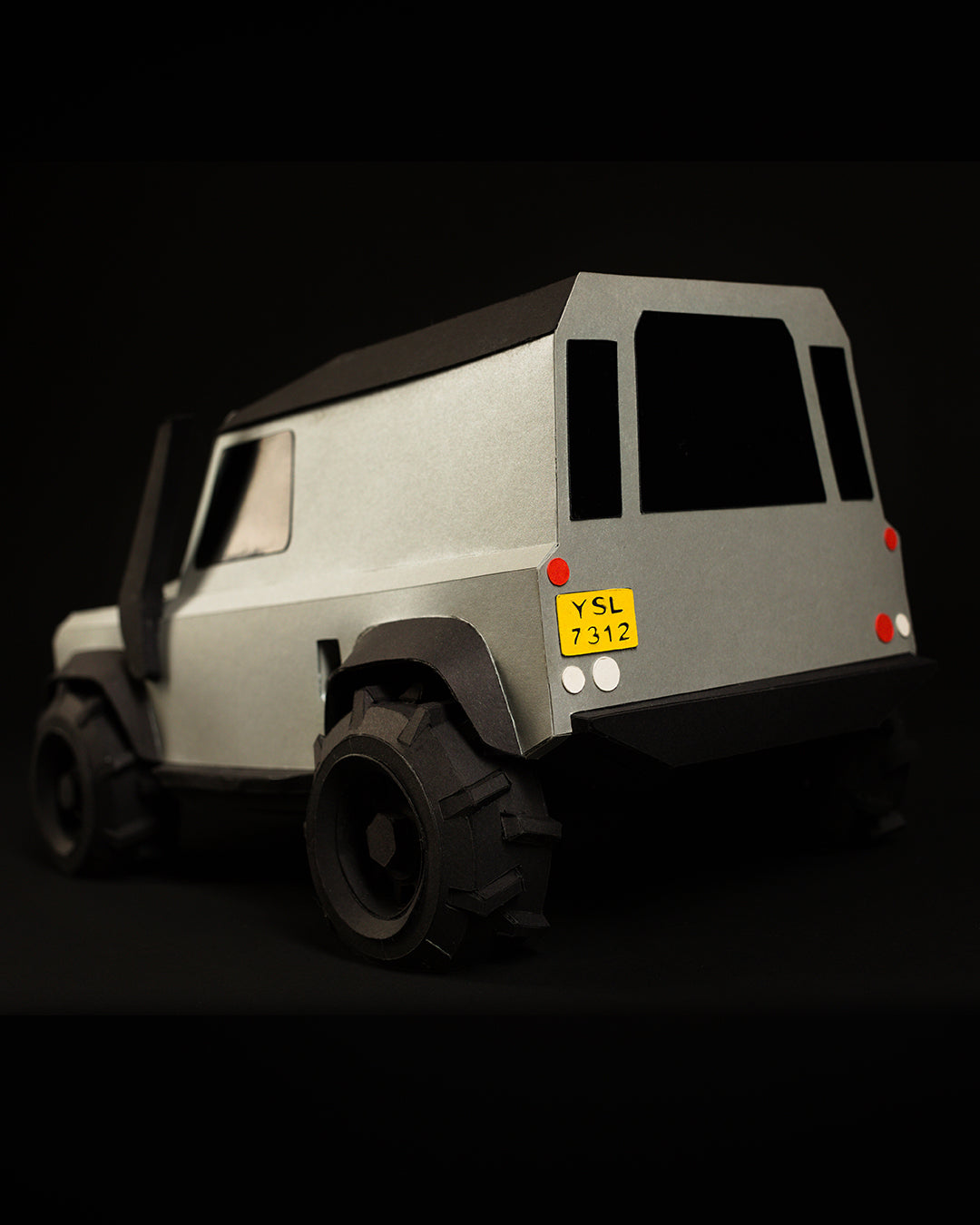  Offroad Papercraft Car Sculpture Kit - Geländewagen Verteidiger - Sleek Silver
